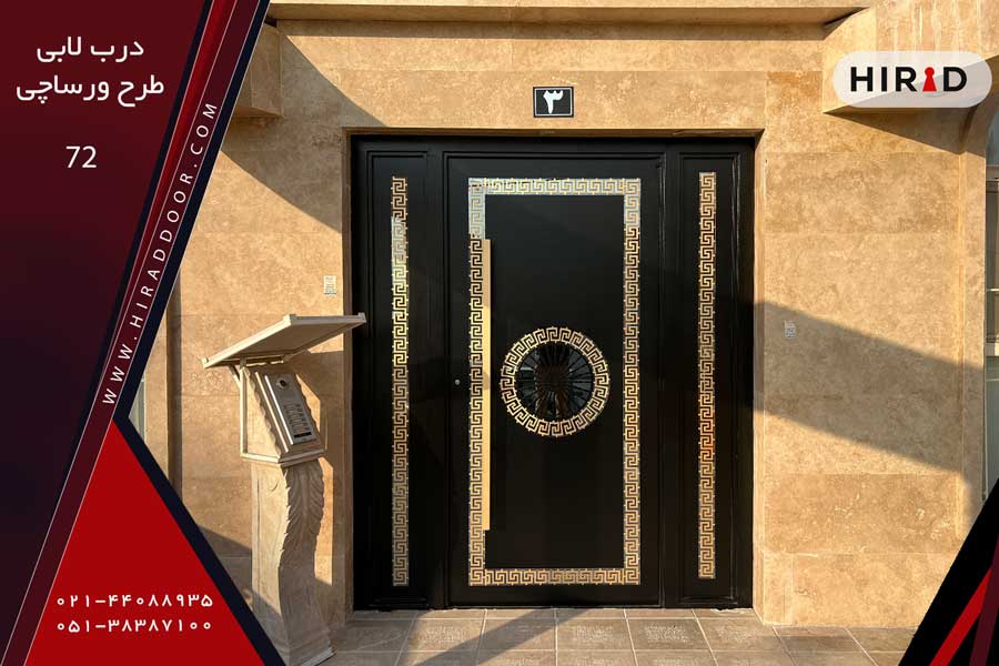 درب لابی فلزی مشکی رنگ، دارای دو کیتبه در طرفین درب، با طراحی برش های ظریف حاشیه مانند طلایی و طرح دایره طلایی در مرکز درب، نصب شده در ورودی ساختمان با نمای رومی